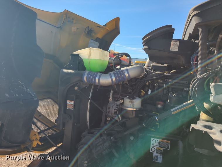 image for item EQ2464 2021 Kenworth T680 semi truck