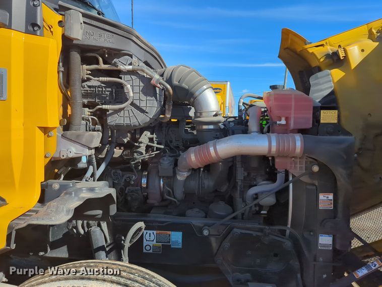 image for item EQ2464 2021 Kenworth T680 semi truck