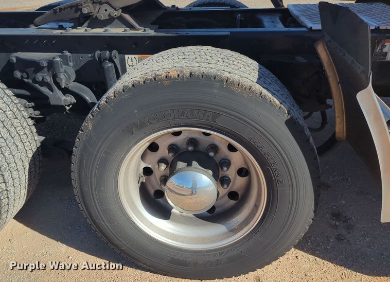 image for item EQ2464 2021 Kenworth T680 semi truck