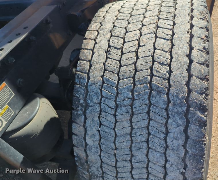 image for item EQ2464 2021 Kenworth T680 semi truck