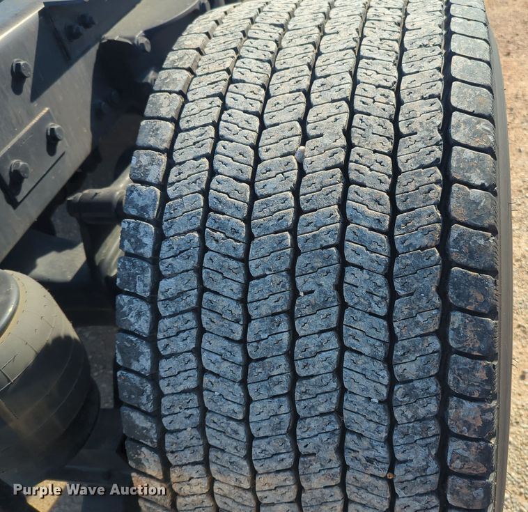 image for item EQ2464 2021 Kenworth T680 semi truck