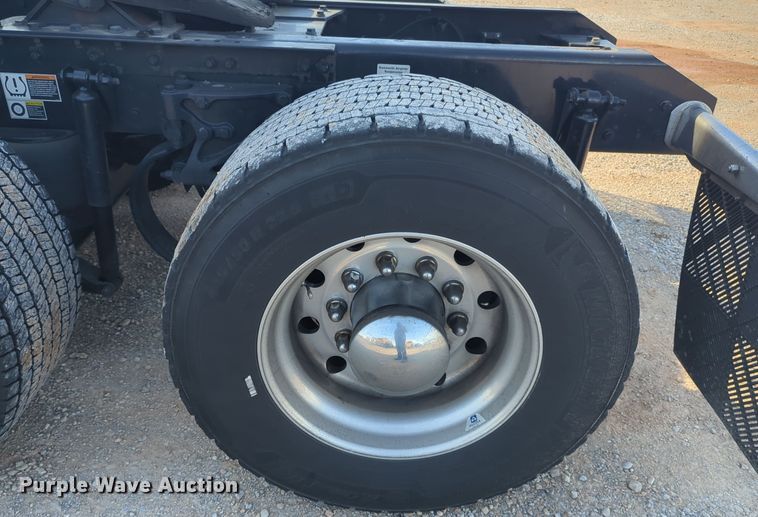 image for item EQ2464 2021 Kenworth T680 semi truck