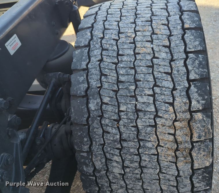 image for item EQ2464 2021 Kenworth T680 semi truck