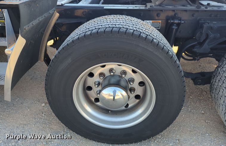 image for item EQ2464 2021 Kenworth T680 semi truck