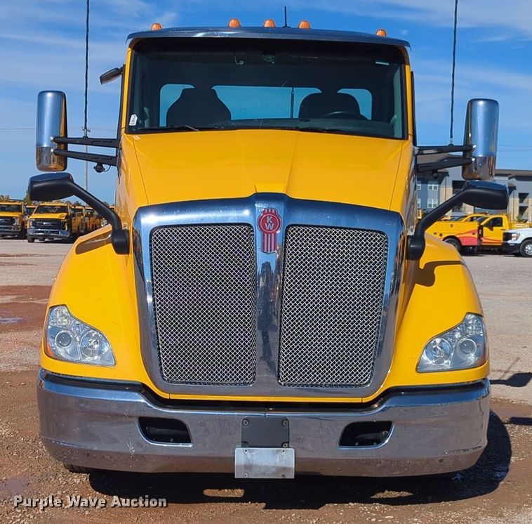 image for item EQ2466 2021 Kenworth T680 semi truck