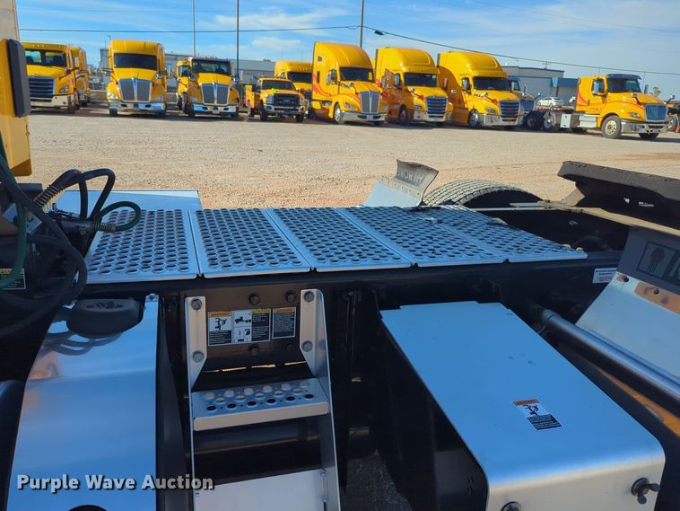 image for item EQ2466 2021 Kenworth T680 semi truck