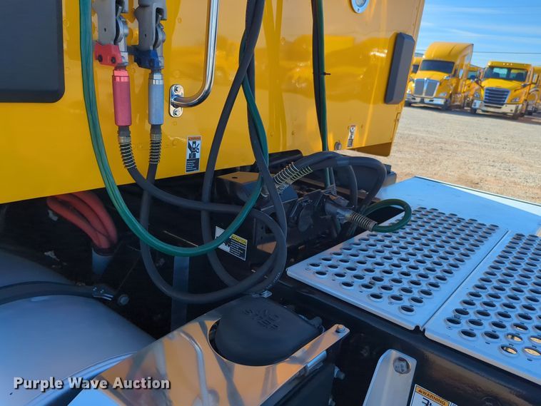 image for item EQ2466 2021 Kenworth T680 semi truck