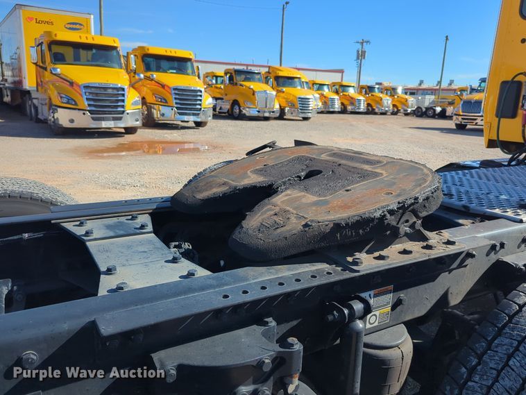 image for item EQ2466 2021 Kenworth T680 semi truck