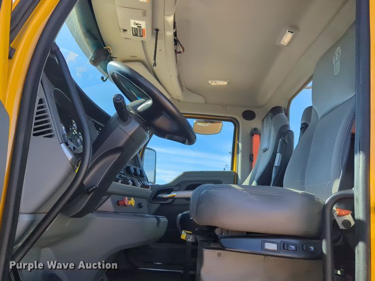 image for item EQ2466 2021 Kenworth T680 semi truck