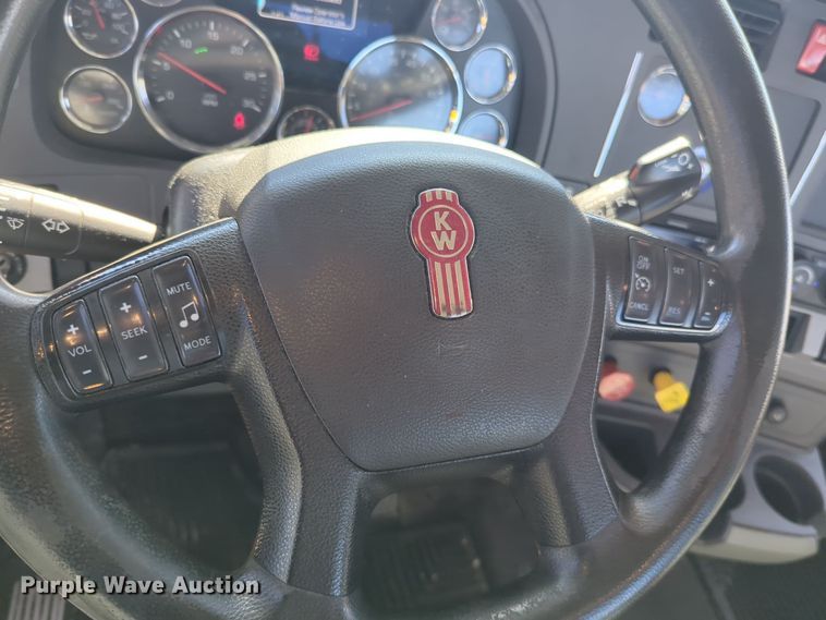 image for item EQ2466 2021 Kenworth T680 semi truck