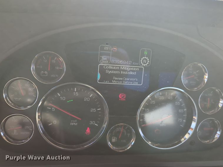 image for item EQ2466 2021 Kenworth T680 semi truck