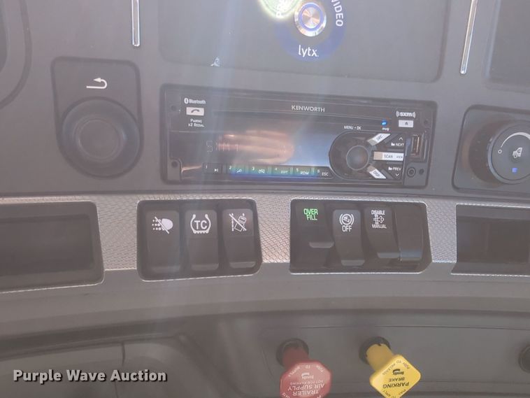 image for item EQ2466 2021 Kenworth T680 semi truck