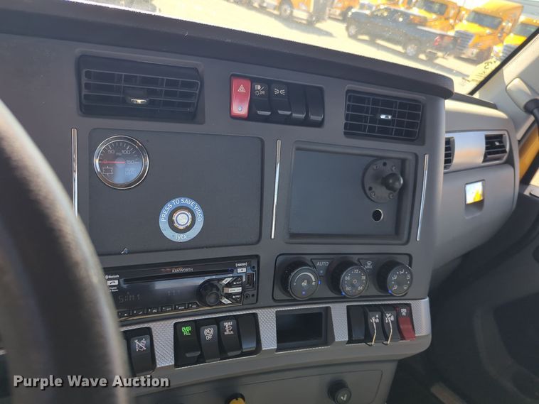 image for item EQ2466 2021 Kenworth T680 semi truck