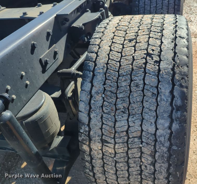 image for item EQ2466 2021 Kenworth T680 semi truck