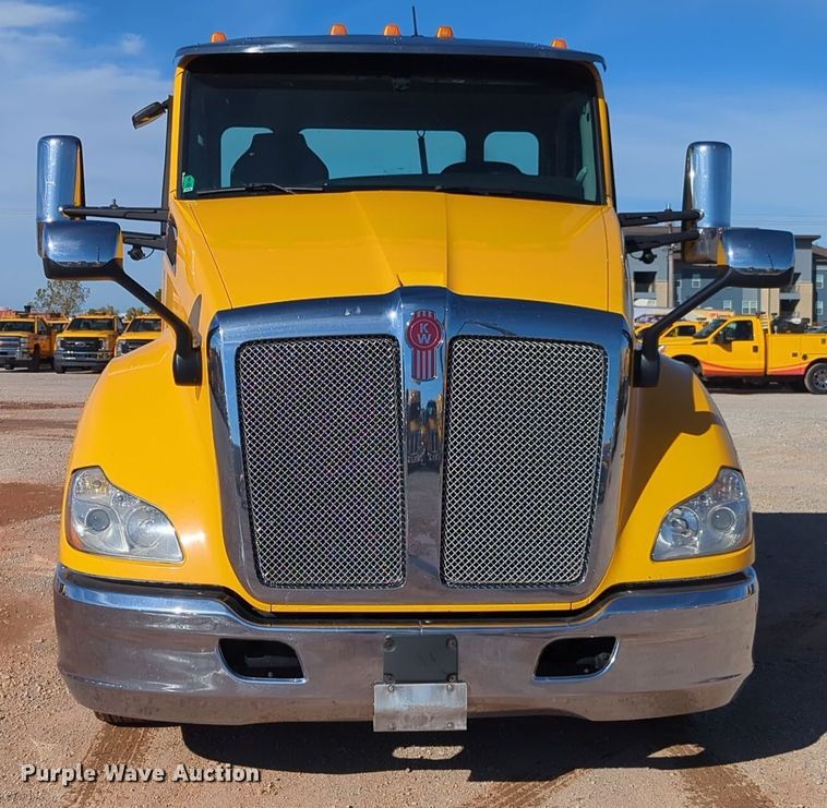 image for item EQ2468 2021 Kenworth T680 semi truck