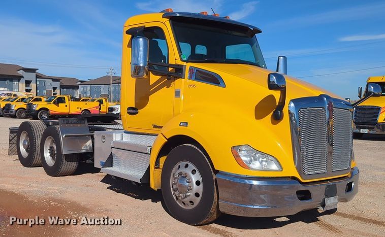 image for item EQ2468 2021 Kenworth T680 semi truck