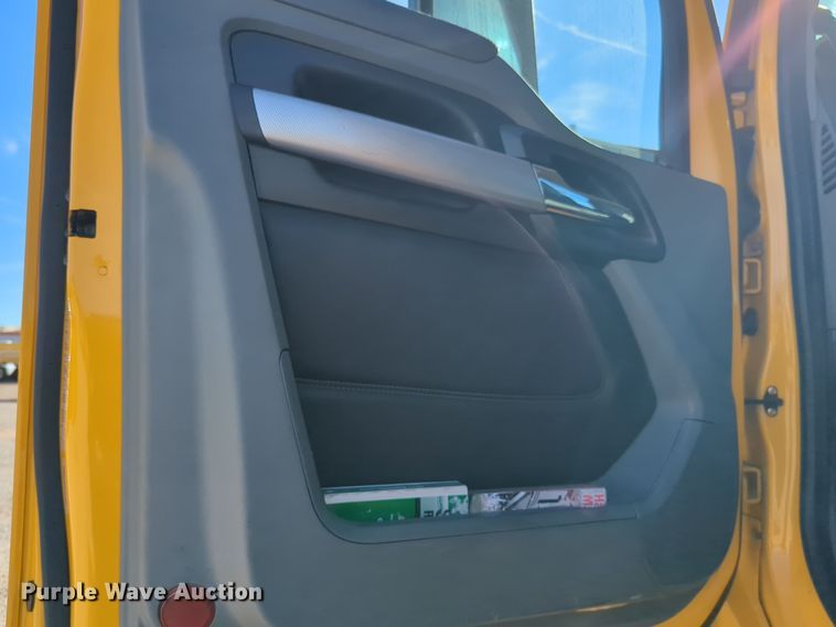 image for item EQ2468 2021 Kenworth T680 semi truck