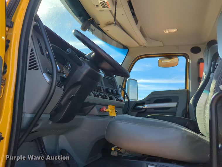 image for item EQ2468 2021 Kenworth T680 semi truck