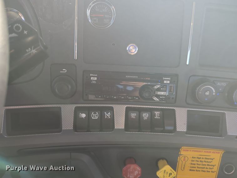 image for item EQ2468 2021 Kenworth T680 semi truck