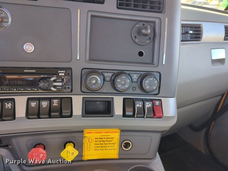 image for item EQ2468 2021 Kenworth T680 semi truck