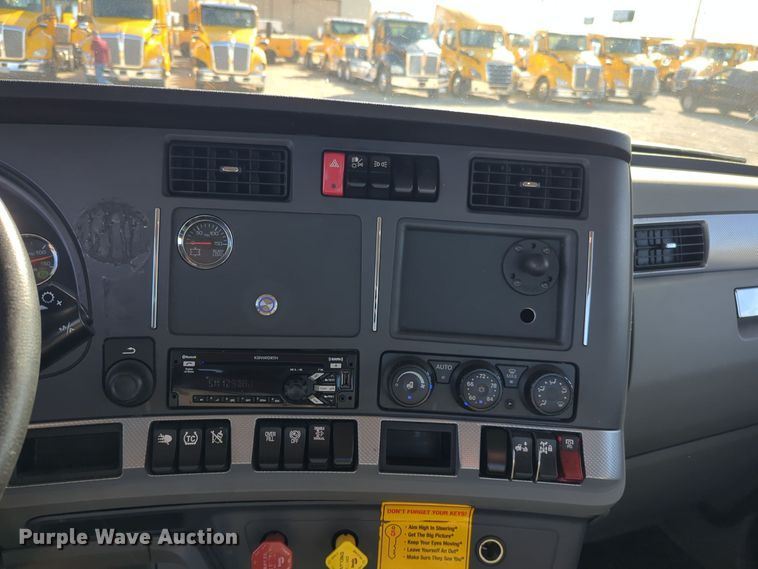 image for item EQ2468 2021 Kenworth T680 semi truck