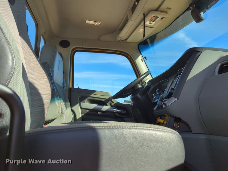 image for item EQ2468 2021 Kenworth T680 semi truck