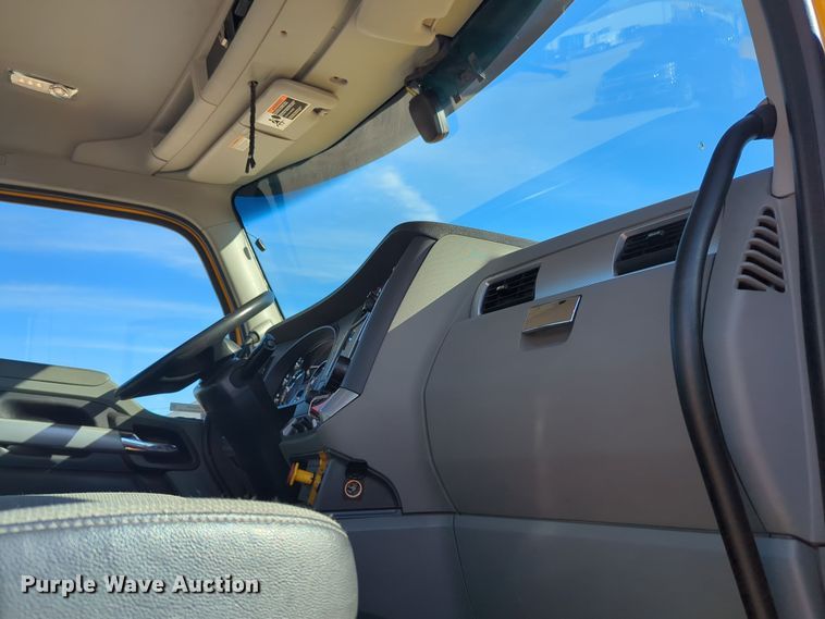 image for item EQ2468 2021 Kenworth T680 semi truck