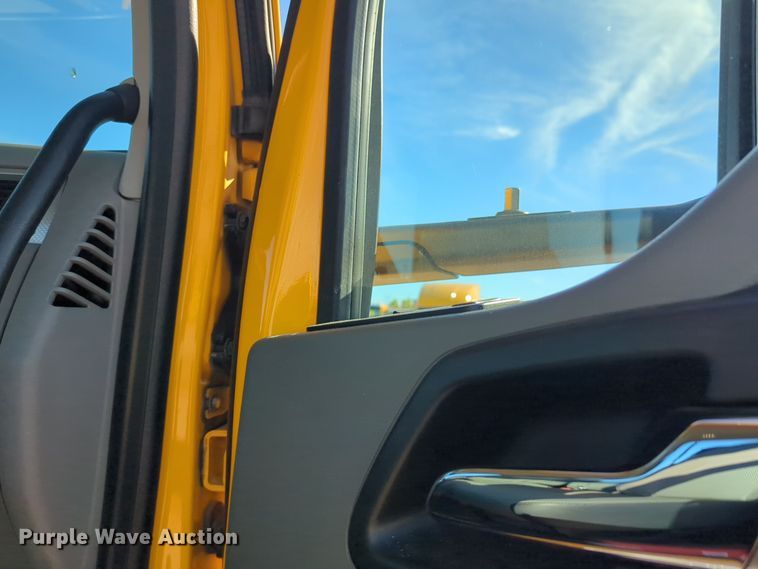 image for item EQ2468 2021 Kenworth T680 semi truck