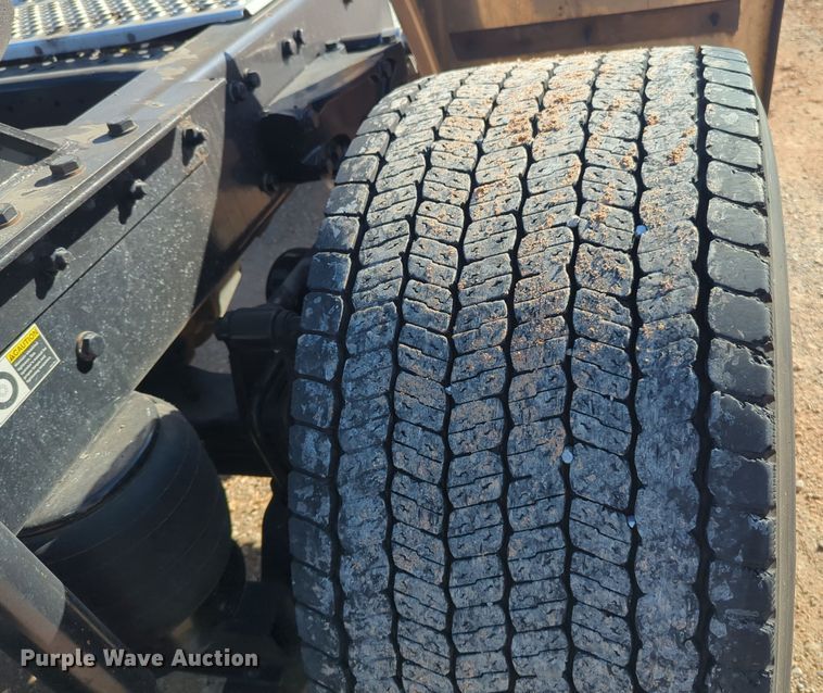 image for item EQ2468 2021 Kenworth T680 semi truck