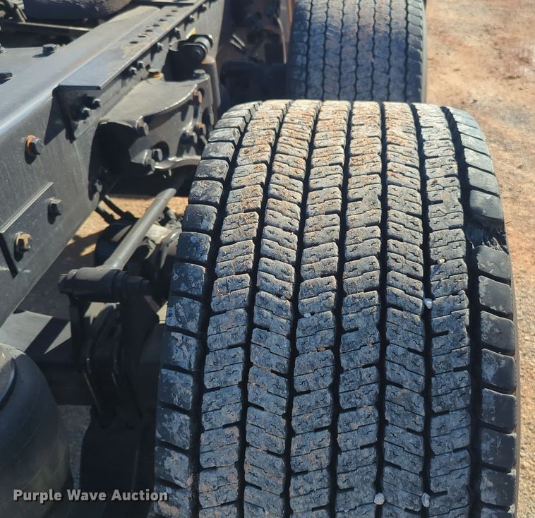 image for item EQ2468 2021 Kenworth T680 semi truck