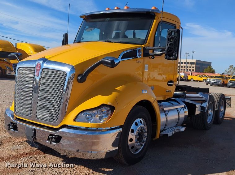 image for item EQ2470 2022 Kenworth T680 semi truck