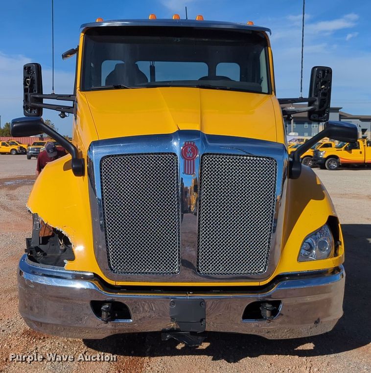image for item EQ2470 2022 Kenworth T680 semi truck