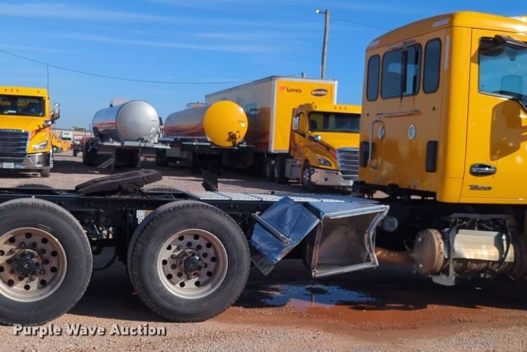 image for item EQ2470 2022 Kenworth T680 semi truck