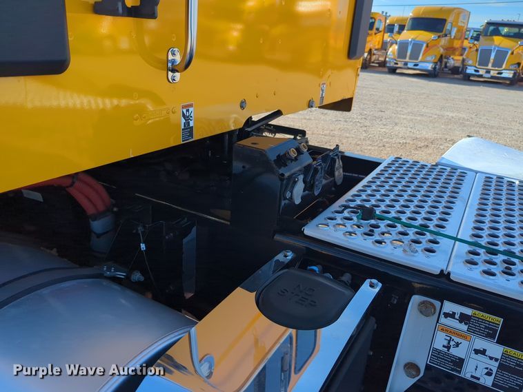 image for item EQ2470 2022 Kenworth T680 semi truck
