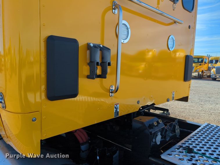 image for item EQ2470 2022 Kenworth T680 semi truck