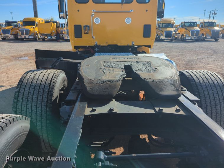 image for item EQ2470 2022 Kenworth T680 semi truck