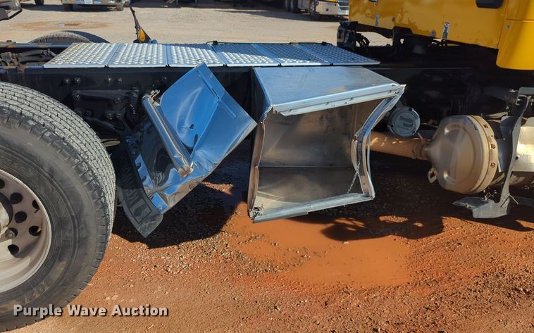 image for item EQ2470 2022 Kenworth T680 semi truck