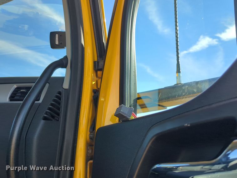 image for item EQ2470 2022 Kenworth T680 semi truck