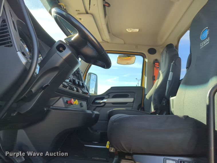 image for item EQ2470 2022 Kenworth T680 semi truck