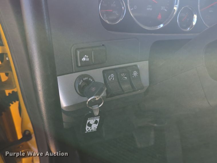 image for item EQ2470 2022 Kenworth T680 semi truck