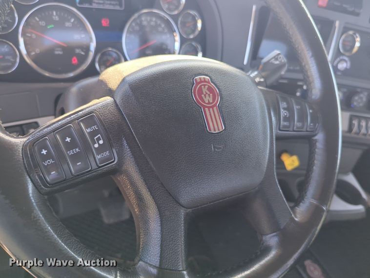 image for item EQ2470 2022 Kenworth T680 semi truck