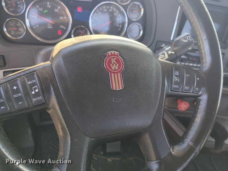 image for item EQ2470 2022 Kenworth T680 semi truck