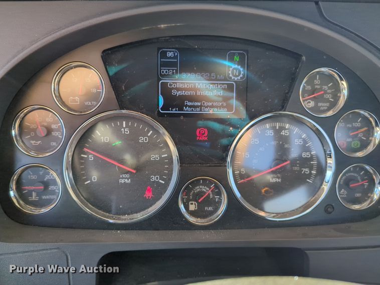 image for item EQ2470 2022 Kenworth T680 semi truck