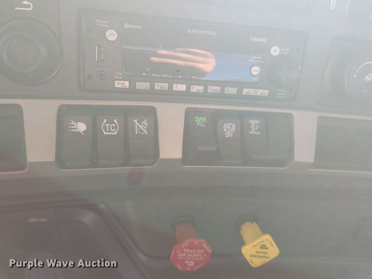 image for item EQ2470 2022 Kenworth T680 semi truck