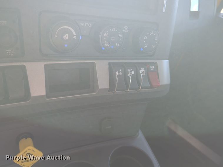 image for item EQ2470 2022 Kenworth T680 semi truck