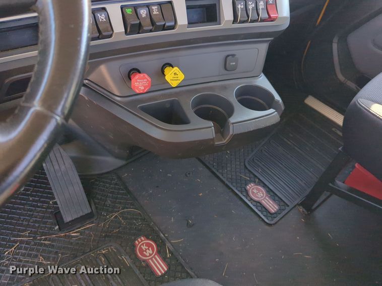 image for item EQ2470 2022 Kenworth T680 semi truck