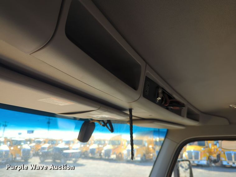 image for item EQ2470 2022 Kenworth T680 semi truck