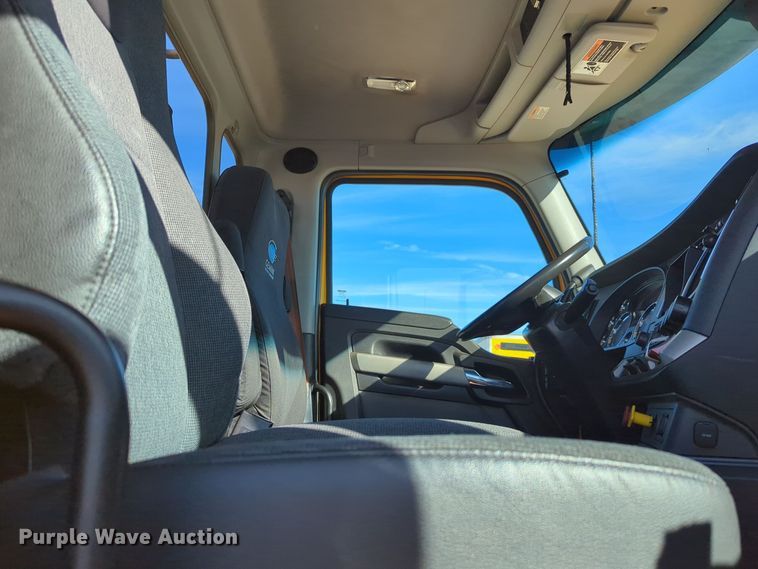 image for item EQ2470 2022 Kenworth T680 semi truck