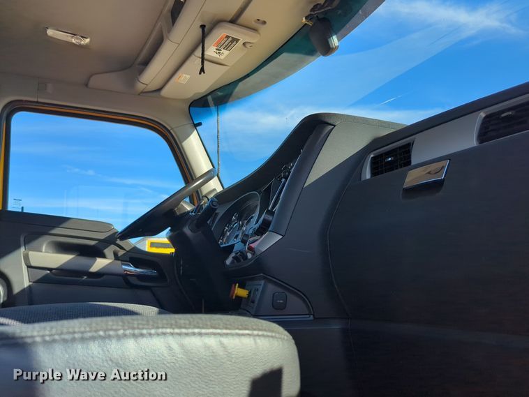 image for item EQ2470 2022 Kenworth T680 semi truck