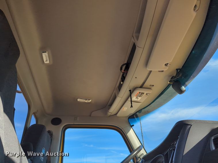 image for item EQ2470 2022 Kenworth T680 semi truck